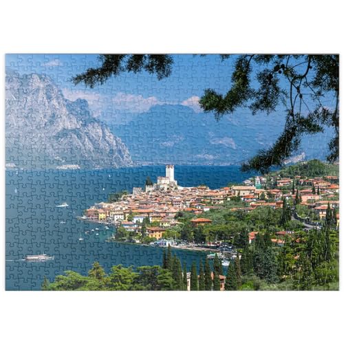 MyPuzzle Blick nach Malcesine am Gardasee mit der Scaligerburg (14/15 Jh.) - Premium 500 Teile Puzzle - MyPuzzle Sonderkollektion von Puzzle Galaxy von MyPuzzle.com