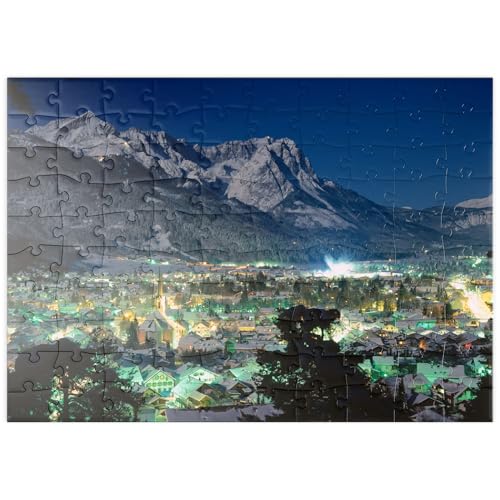 MyPuzzle Blick über Garmisch-Partenkirchen zur Zugspitzgruppe (2962m) bei Nacht, Oberbayern - Premium 100 Teile Puzzle - MyPuzzle Sonderkollektion von Puzzle Galaxy von MyPuzzle.com