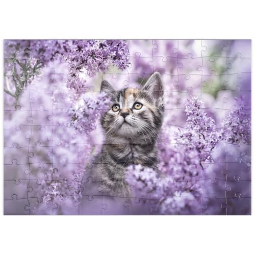 MyPuzzle Kätzchen zwischen blühenden Fliederblüten - Premium 100 Teile Puzzle - MyPuzzle Sonderkollektion von Puzzle Galaxy von MyPuzzle.com