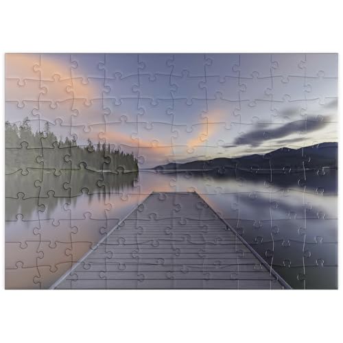 MyPuzzle Montana Lake Dock in der Abenddämmerung – Ruhige Waldspiegelungen - Premium 100 Teile Puzzle - MyPuzzle Sonderkollektion von Puzzle Galaxy von MyPuzzle.com