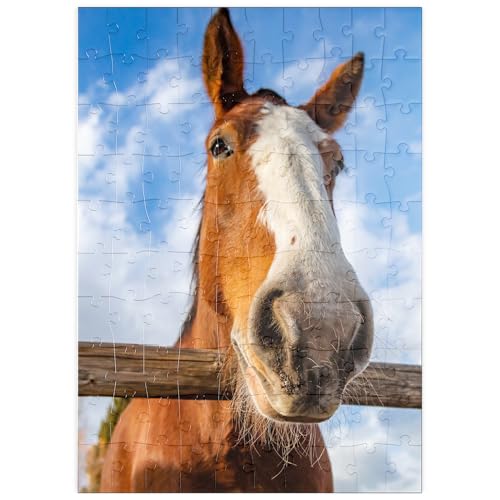 MyPuzzle Nahaufnahme eines Clydesdale-Pferdes vor blauem Himmel - Premium 100 Teile Puzzle - MyPuzzle Sonderkollektion von Puzzle Galaxy von MyPuzzle.com