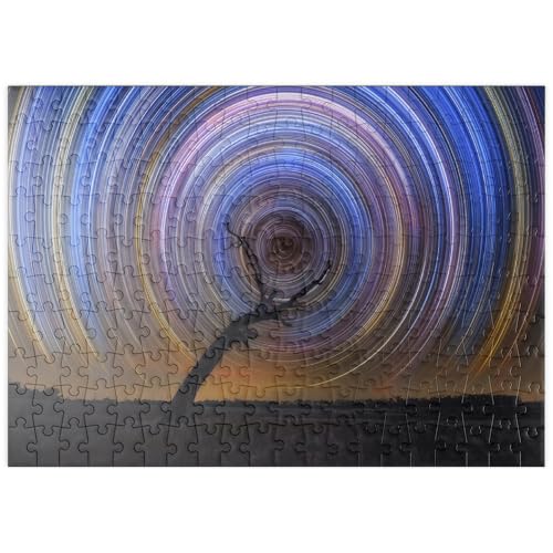 MyPuzzle Star Trail Spiral Over Lone Outback Tree - Premium 200 Teile Puzzle - MyPuzzle Sonderkollektion von Puzzle Galaxy MyPuzzle Star Trail Spiral Over Lone Outback Tree - Premium 200 Teile Puzzle - MyPuzzle Sonderkollektion von Puzzle Galaxy von MyPuzzle.com