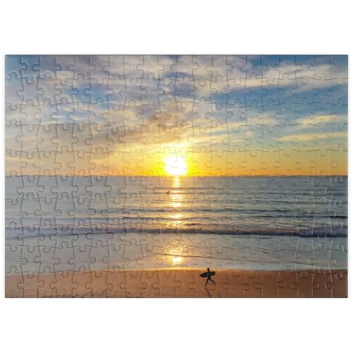 MyPuzzle Surfer bei Sonnenuntergang an einem Strand in Kalifornien - Premium 200 Teile Puzzle - MyPuzzle Sonderkollektion von Puzzle Galaxy von MyPuzzle.com