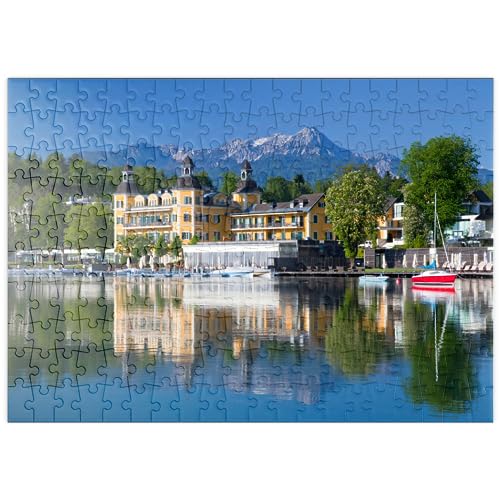 MyPuzzle Schlosshotel am See gegen Mittagskogel (2143m), Velden, Wörther See, Österreich - Premium 200 Teile Puzzle - MyPuzzle Sonderkollektion von Puzzle Galaxy von MyPuzzle.com