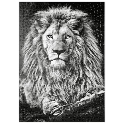 MyPuzzle Schwarz-Weiß-Bild eines Majestätischen Löwen - Premium 500 Teile Puzzle - MyPuzzle Sonderkollektion von Puzzle Galaxy von MyPuzzle.com