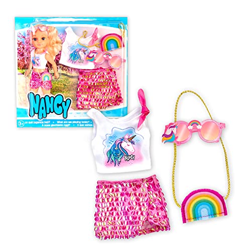 NANCY - Ein Tag im Einhorn-Look, Modepuppen-Kleidersatz mit Zubehör, T-Shirt, rosa Rock, Regenbogentasche und reflektierender Brille, + 3 Jahre, Famosa (NAC27000) von NANCY