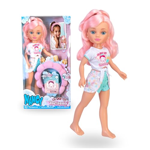 NANCY Glow Up Beauty Pack, Puppe mit Zubehör für die Beauty-Routine, bequemes Outfit für die Pflege, inkl. Haarband und Gesichtsmaske, ab 3 Jahren, Famosa (NAC91000) von NANCY
