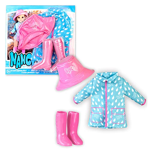 NANCY - Regen-Look, Modisches Puppenkleider-Set mit Accessoires und Kleidern, Hut, Stiefeln und passendem Mackintosh in rosa und blau, für Jungen und Mädchen ab 3 Jahren, Famosa (NAC29000) von NANCY