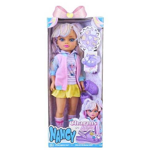 NANCY Charms in Style, Kawaii-Stil Puppe mit Faltenrock, bedrucktem Sweatshirt, Weste und Kniestrümpfen, inkl. Holzschuhe für Charms, ab 3 Jahren, Famosa (NAC90000) von NANCY