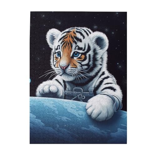 500-teiliges Puzzle für Erwachsene, herausforderndes Puzzle für Spielabende, kleiner Tiger im Weltraum, Holzpuzzle, fertige Größe 38,1 x 51,8 cm 500-teiliges Puzzle für Erwachsene, herausforderndes Puzzle für Spielabende, kleiner Tiger im Weltraum, Holzpuzzle, fertige Größe 38,1 x 51,8 cm von NBCCDVSH
