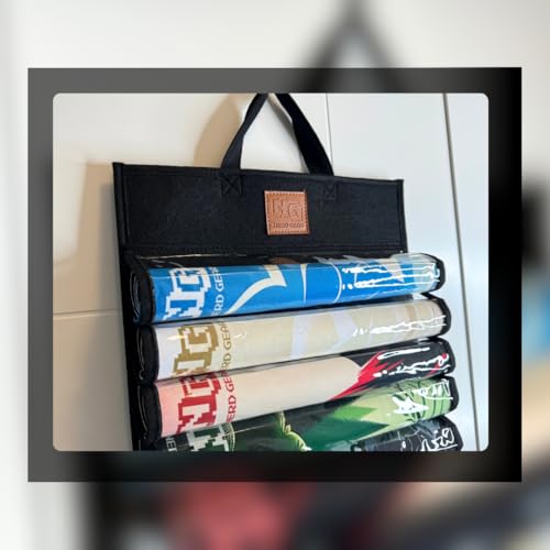 NERD GEAR Playmat Sanctuary, MTG Spielmatten-Organizer und Aufbewahrungslösung, Platz für 12 Spielmatten und eine Spielmatte (schwarz) von NERD GEAR