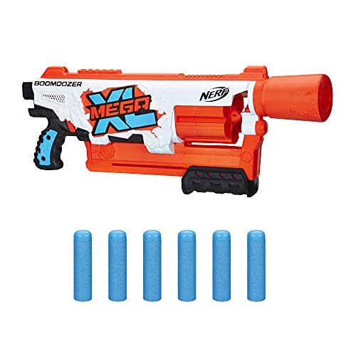 NERF Mega XL Boom Dozer Blaster, größte Mega Darts Ever, XL 6-Dart Rotating Drum, 6 Mega XL Whistler Darts, Pump-Action NERF Mega XL Boom Dozer Blaster, größte Mega Darts Ever, XL 6-Dart Rotating Drum, 6 Mega XL Whistler Darts, Pump-Action von NERF