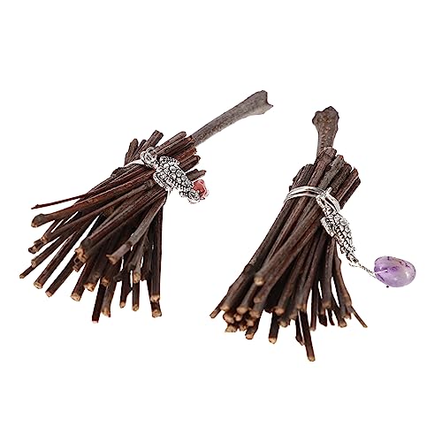 NIYANGLE 2 Stück Mini Hexenbesen Halloween Deko mit Anhänger Filigranes Reisigbesen Ornament für Zuhause Langlebig Kreatives Design Cosplay Party Zubehör NIYANGLE 2 Stück Mini Hexenbesen Halloween Deko mit Anhänger Filigranes Reisigbesen Ornament für Zuhause Langlebig Kreatives Design Cosplay Party Zubehör von NIYANGLE