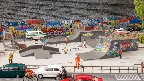 NOCH Micro-Motion Skatepark, mit H0 Modellbau Halfpipe, bewegliche Skater, perfekt für Dioramen und Modellbahnen von NOCH