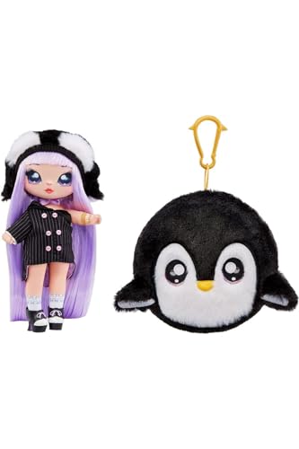 NA! Surprise Cozy Serie – ISLA Waddles Pinguin Modepuppe aus weichem Plüsch mit lila Haaren, Mütze, Outfit und Flauschiger Anhängetasche Tolles Geschenk für Kinder ab 5 Jahren, 119401EUC von Na! Na! Na! Surprise