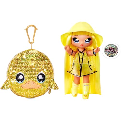 Na! Na! Na! Surprise 2-in-1 Modepuppe und Glitzer-Pompom Tasche, DARIA Duckie Puppe mit Regenmantel, luxuriösen Outfits und Accessoires. Sparkles Serie. Modepuppe zum Sammeln für Kinder ab 5 Jahren von Na! Na! Na! Surprise