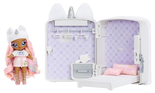 Na Na Na Surprise 3-in-1 Backpack Bedroom Einhorn Spielset mit Modepuppe Whitney Sparkles und flauschigem Pink Unicorn-Rucksack, Schrank mit Kissen & Decke - Ideal für Kinder ab 4 Jahren von Na! Na! Na! Surprise
