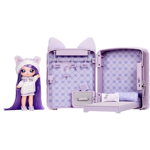Na! Na! Na! Surprise 3-in-1 Rucksack Und Schlafzimmer Spielset Mit Modepuppe Maya WHISKERFULL - Lila Plüschrucksack Mit Katzenöhrchen Und Schrank Mit Kissen & Decke - Für Kinder Ab 5 Jahren Na! Na! Na! Surprise 3-in-1 Rucksack Und Schlafzimmer Spielset Mit Modepuppe Maya WHISKERFULL - Lila Plüschrucksack Mit Katzenöhrchen Und Schrank Mit Kissen & Decke - Für Kinder Ab 5 Jahren von Na! Na! Na! Surprise