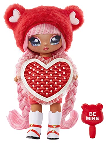 Na Na Na Surprise Sweetest Heart Serie - VALENTINE MOORE - Rote, weiche Plüschpuppe mit pinken Haaren, herzförmigem Kleid & Bürste - Zum Sammeln - Tolles Geschenk für Kinder ab 5 Jahren von Na! Na! Na! Surprise