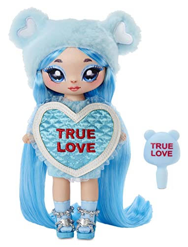 Na! Na! Na! Surprise 581321C3 Bär Sweetest Heart Serie-Lily Sarang-Blaue weiche Plüschpuppe mit hellblauen Haaren, herzförmigem Kleid, & Bürste-Zum Sammeln-Tolles Geschenk für Kinder ab 5 Jahren von Na! Na! Na! Surprise