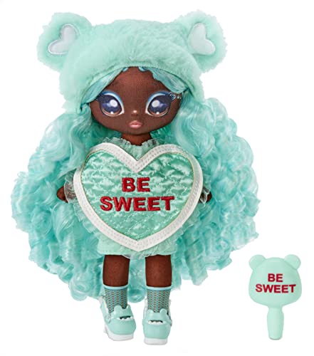 Na! Na! Na! Surprise 581338EUC Cynthia Ours Sweetest Heart Serie Mintgrüne weiche Plüschpuppe mit grünen Haaren, herzförmigem Kleid, & Bürste-Zum Sammeln-Tolles Geschenk für Kinder ab 5 Jahren von Na! Na! Na! Surprise
