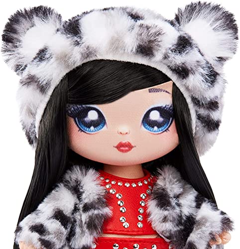 Na Na Na Surprise Cozy Serie – Leona White – Schneeleoparden Modepuppe aus weichem Plüsch schwarzen Haaren Mütze Outfit Flauschiger Anhängetasche – Tolles Geschenk für Kinder ab 5 Jahren 119364EUC Na Na Na Surprise Cozy Serie – Leona White – Schneeleoparden Modepuppe aus weichem Plüsch schwarzen Haaren Mütze Outfit Flauschiger Anhängetasche – Tolles Geschenk für Kinder ab 5 Jahren 119364EUC von Na! Na! Na! Surprise