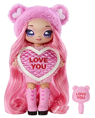 Na Na Na Surprise Sweetest Heart Serie - GISELE GOODHEART - Pinke, weiche Plüschpuppe mit rosa Haaren, herzförmigem Kleid & Bürste - Zum Sammeln - Tolles Geschenk für Kinder ab 5 Jahren von Na! Na! Na! Surprise