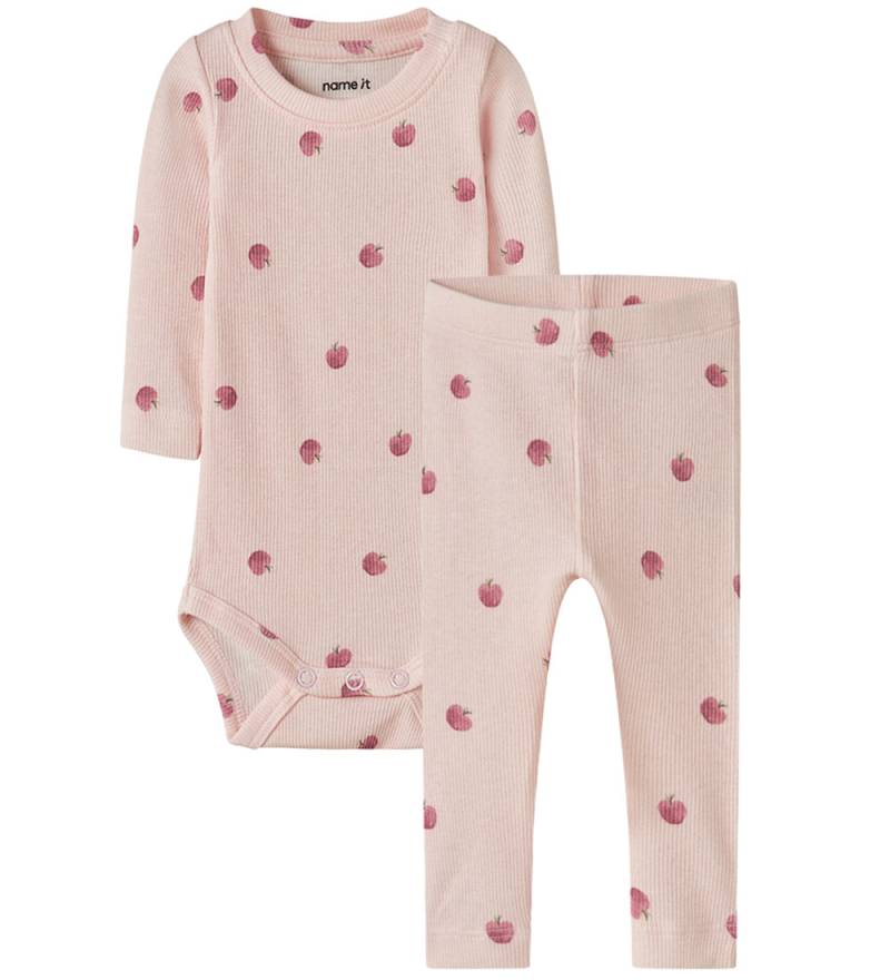 Name It Set - Body l/ä/Leggings - NbffoApple - Cradle Pink - Name It - 62 - Body L/Ä Name It Set - Body l/ä/Leggings - NbffoApple - Cradle Pink - Name It - 62 - Body L/Ä von Name It