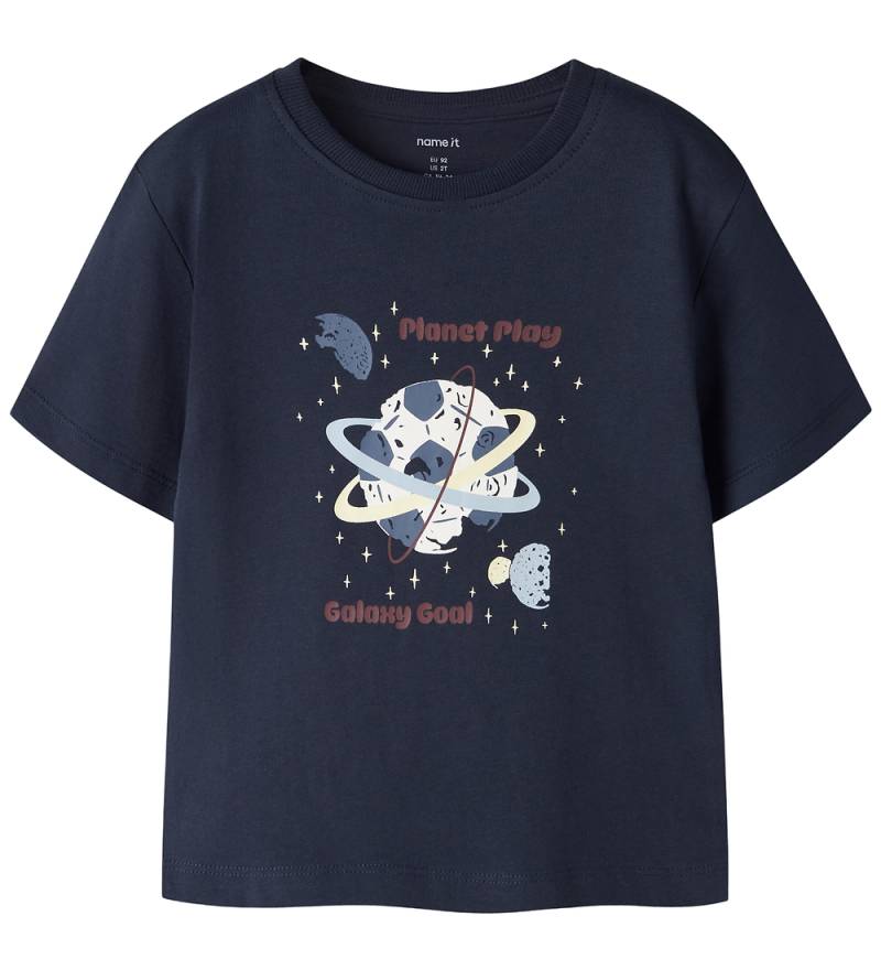 Name It T-Shirt - NmmVictor - Navy Blazer/Fußball Space - Name It - 4 Jahre (104) - T-Shirts von Name It