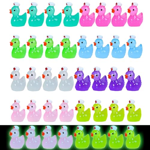 32 Stück leuchtende Mini-Enten aus Kunstharz, 8 Farben, kleine Enten mit Krankenschwesterhut, kleine niedliche Tierfiguren für Miniaturgarten, Aquarium, Landschaft, Puppenhaus-Ornament 32 Stück leuchtende Mini-Enten aus Kunstharz, 8 Farben, kleine Enten mit Krankenschwesterhut, kleine niedliche Tierfiguren für Miniaturgarten, Aquarium, Landschaft, Puppenhaus-Ornament von Nhemeylp