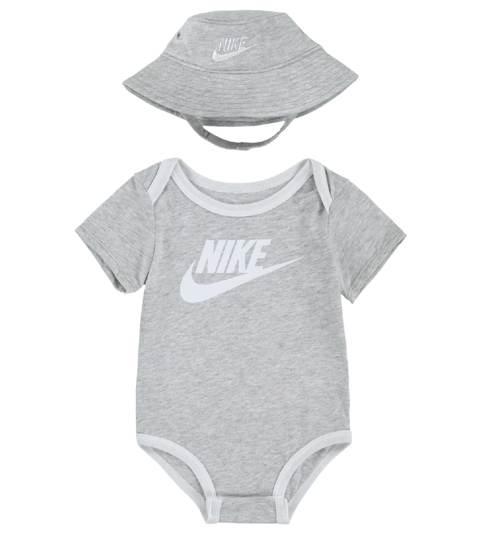Nike Body - Sommerhut/Body k/ä - Grey Heather - Nike - 6-12 mt - Body K/Ä Nike Body - Sommerhut/Body k/ä - Grey Heather - Nike - 6-12 mt - Body K/Ä von Nike