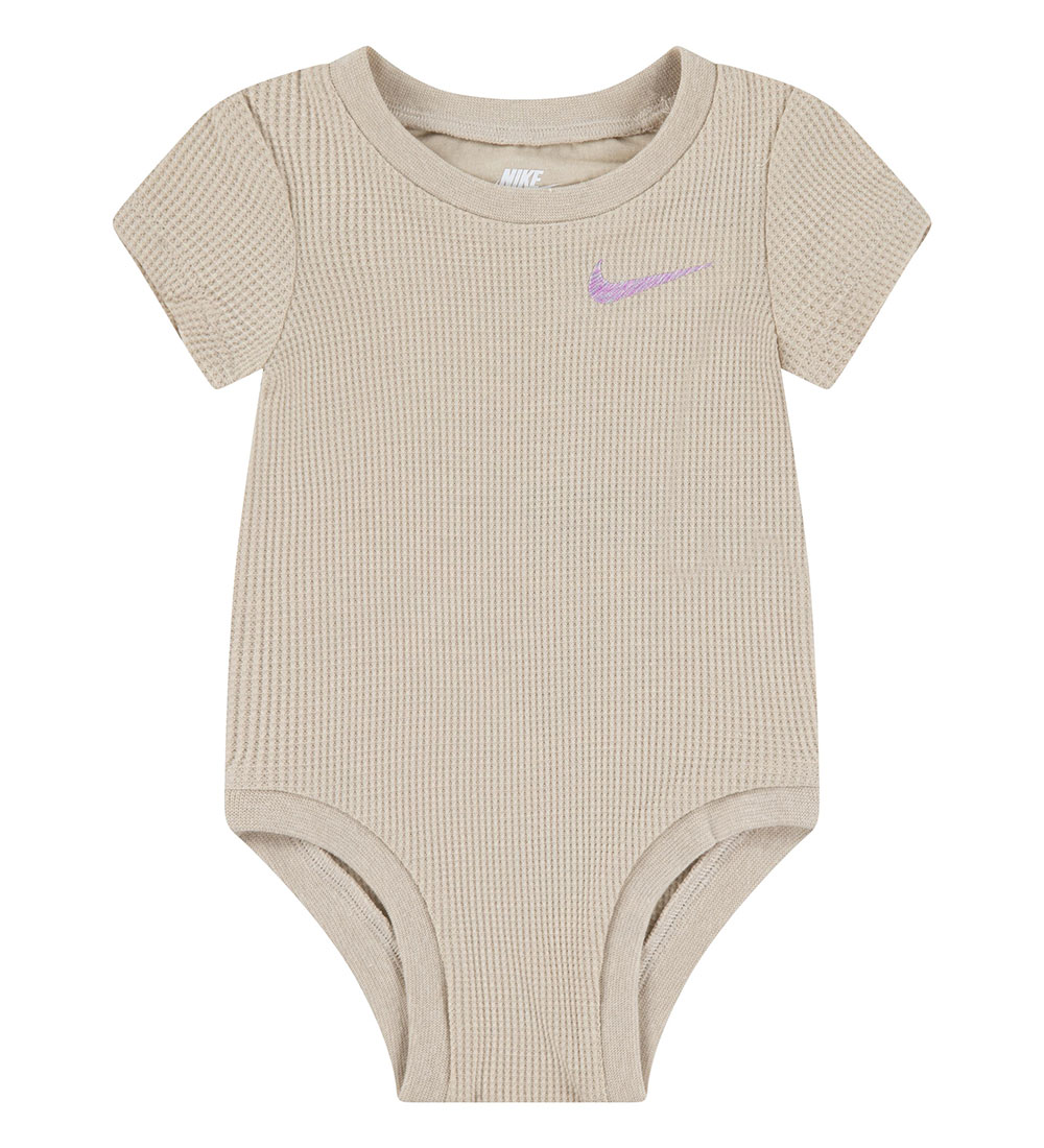 Nike Body k/ä - Sanddrift - Nike - 3 mt - Body K/Ä Nike Body k/ä - Sanddrift - Nike - 3 mt - Body K/Ä von Nike