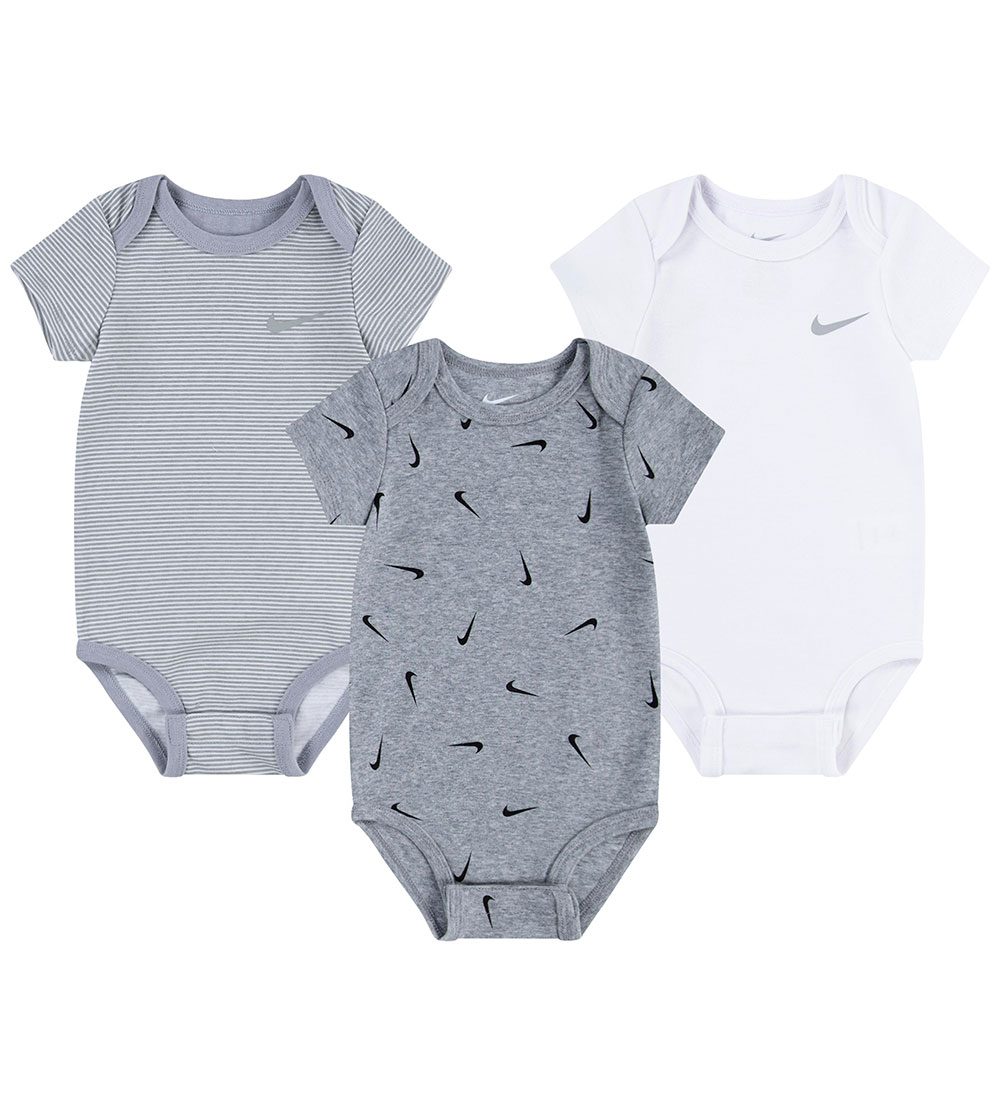 Nike Bodys k/ä - 3er-Pack - DK Grey Heather - Nike - 3 mt - Body K/Ä Nike Bodys k/ä - 3er-Pack - DK Grey Heather - Nike - 3 mt - Body K/Ä von Nike