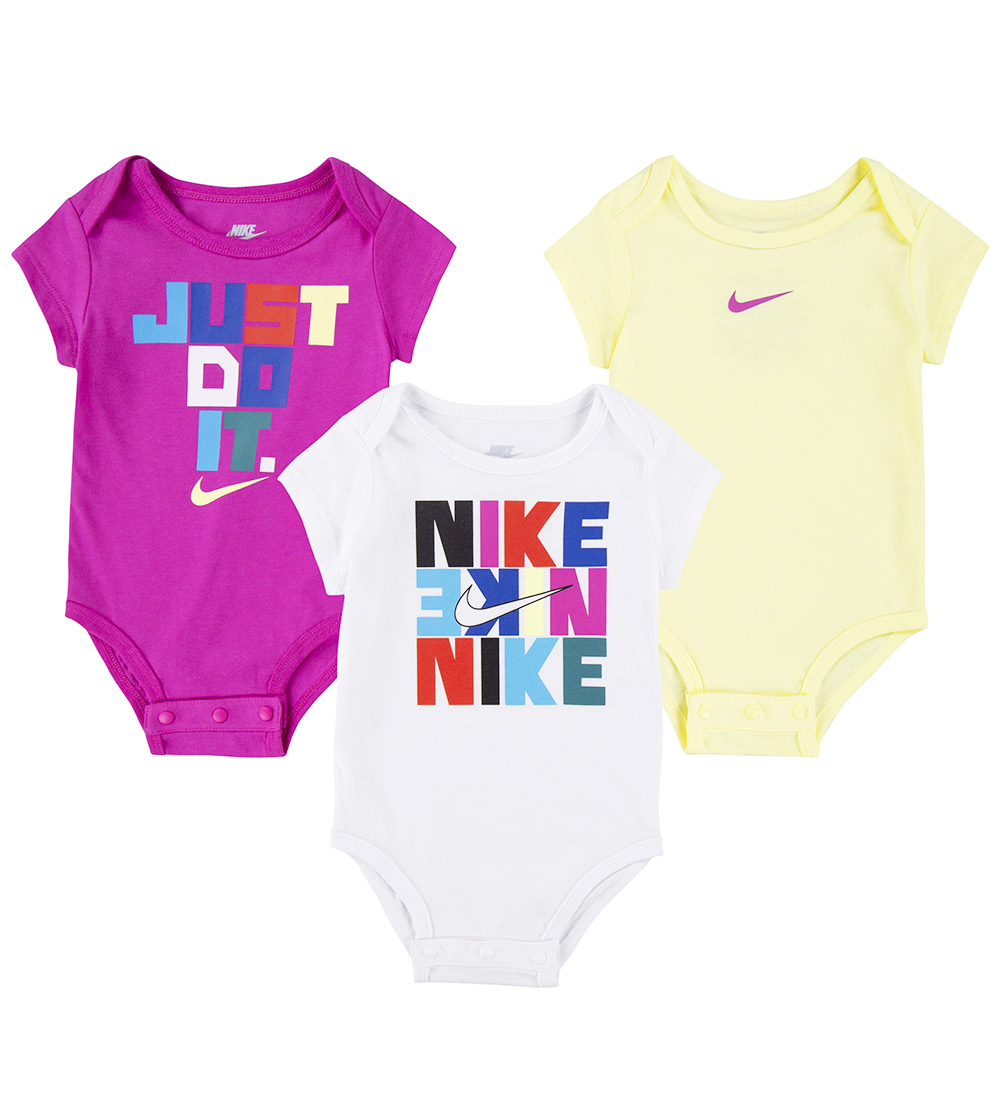 Nike Bodys k/ä - 3er-Pack - Weiß/Lila/Gelb - Nike - 3 mt - Body K/Ä Nike Bodys k/ä - 3er-Pack - Weiß/Lila/Gelb - Nike - 3 mt - Body K/Ä von Nike