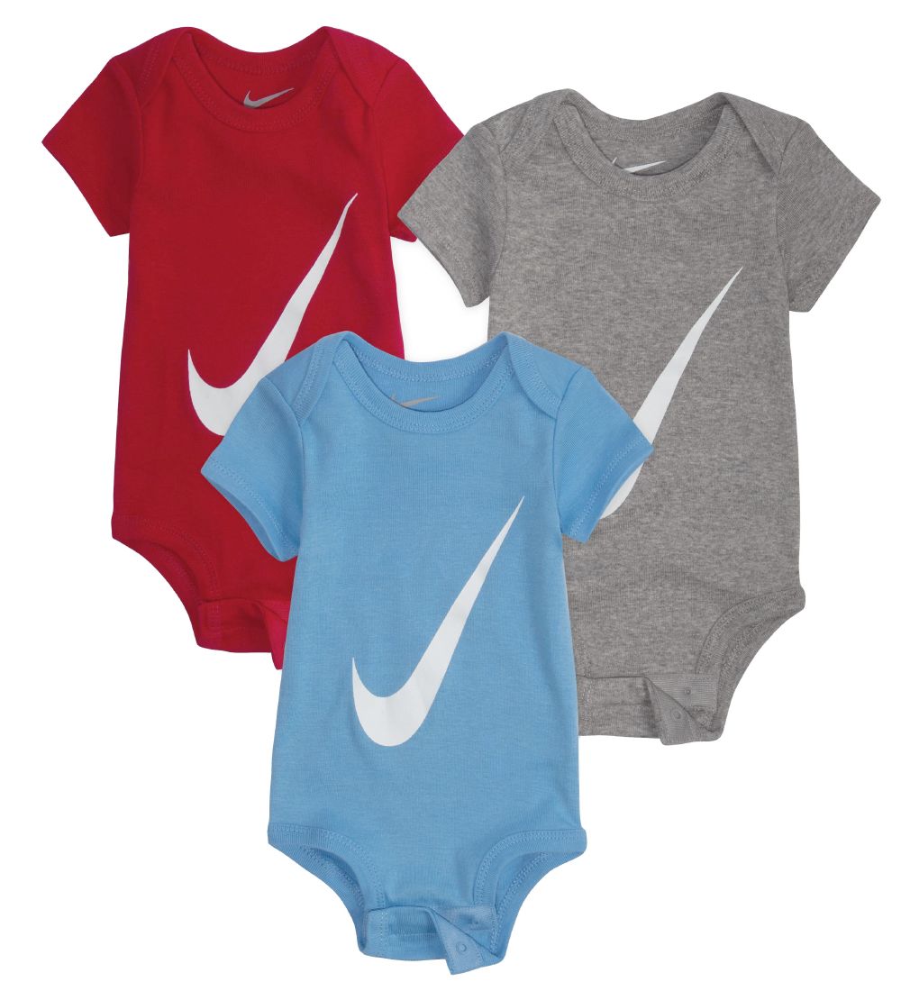 Nike Bodys k/ä - Swoosh - 3er-Pack - Rot/Blau/Grau - Nike - 6-12 mt - Body K/Ä Nike Bodys k/ä - Swoosh - 3er-Pack - Rot/Blau/Grau - Nike - 6-12 mt - Body K/Ä von Nike