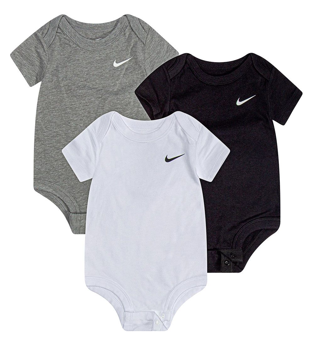 Nike Bodys k/ä - Swoosh - 3er-Pack - Schwarz/Weiß/Grau - Nike - 6 mt - Body K/Ä Nike Bodys k/ä - Swoosh - 3er-Pack - Schwarz/Weiß/Grau - Nike - 6 mt - Body K/Ä von Nike