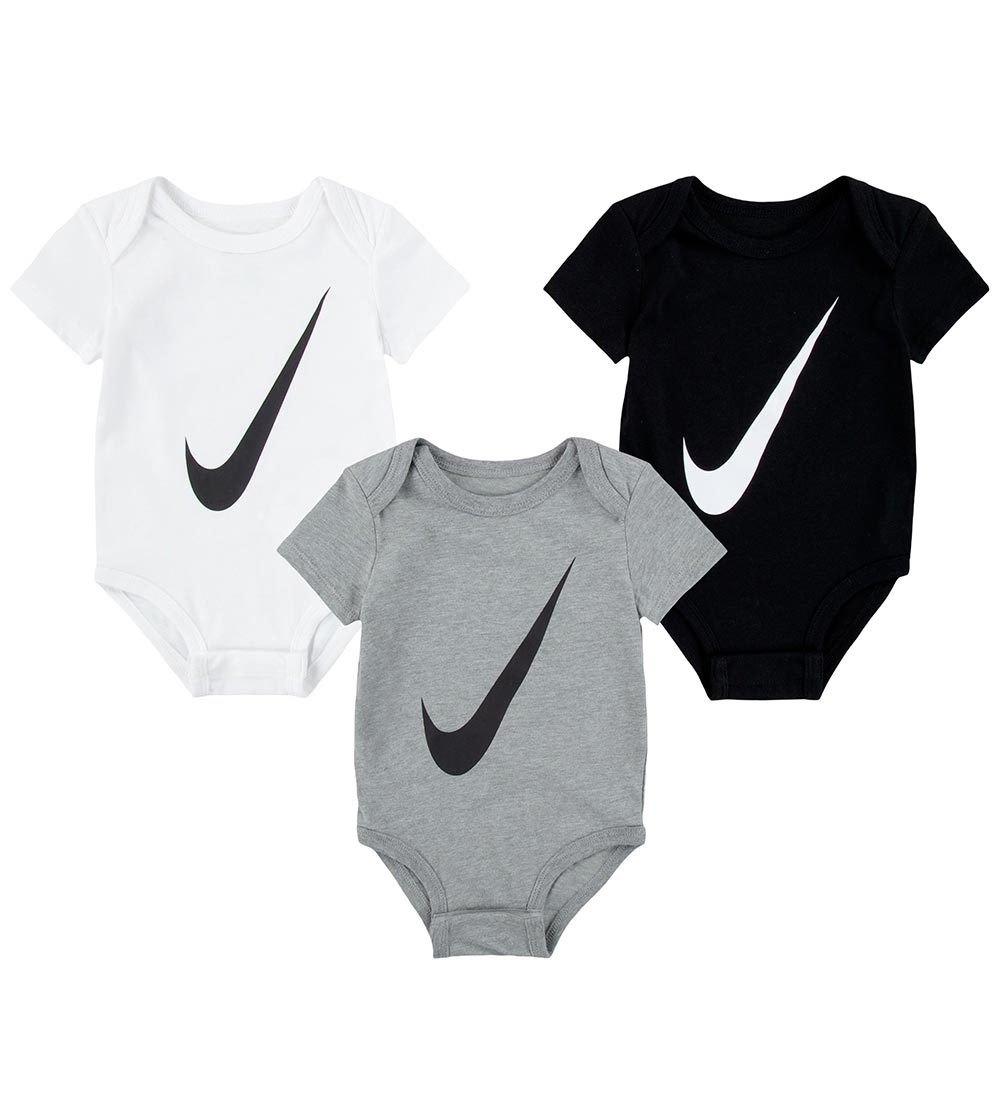 Nike Bodys k/ä - Swoosh - 3er-Pack - Weiß/Grau/Schwarz - Nike - 6-12 mt - Body K/Ä Nike Bodys k/ä - Swoosh - 3er-Pack - Weiß/Grau/Schwarz - Nike - 6-12 mt - Body K/Ä von Nike