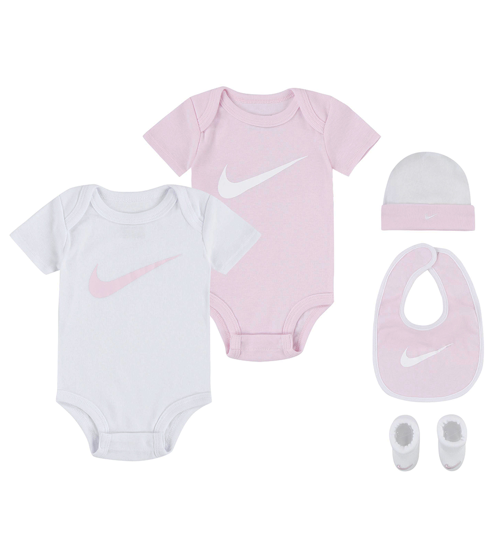 Nike Geschenkbox - Body k/ä/Krabbelschuhe/Mütze/Babylätzchen - R - Nike - 6-12 mt - Body K/Ä Nike Geschenkbox - Body k/ä/Krabbelschuhe/Mütze/Babylätzchen - R - Nike - 6-12 mt - Body K/Ä von Nike
