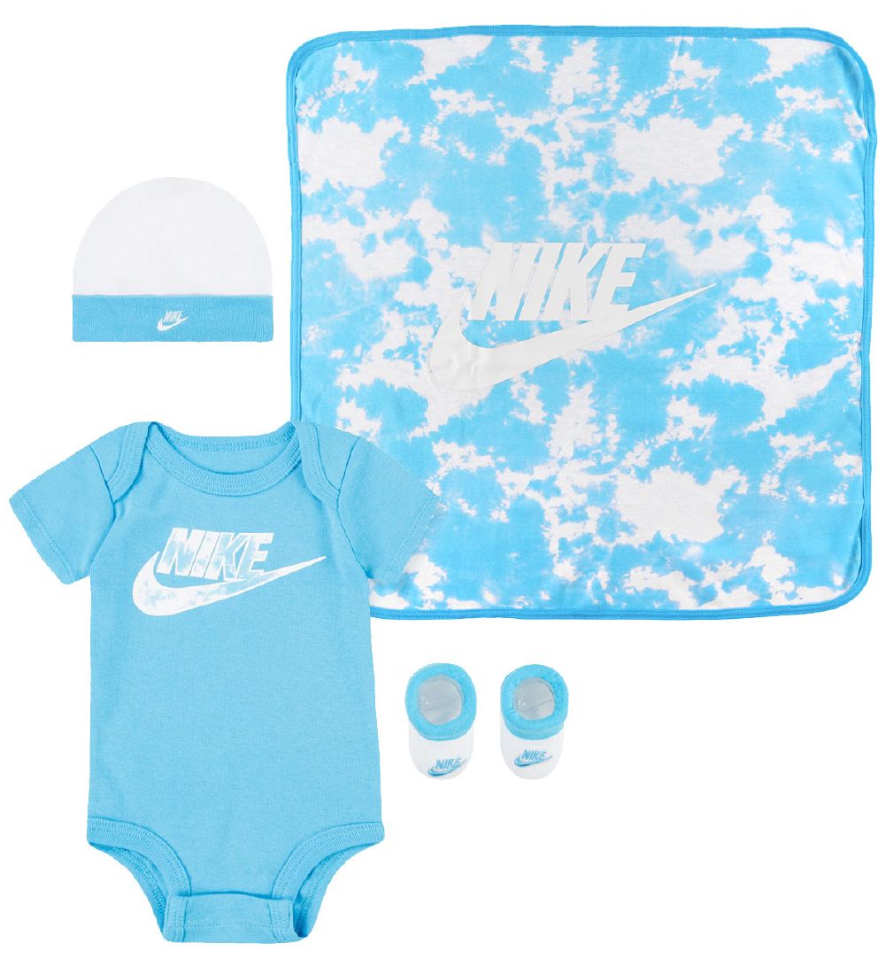 Nike Geschenkbox - Body k/ä/Mütze/Socken/Decke - Baltikum Blue - Nike - 6-12 mt - Body K/Ä Nike Geschenkbox - Body k/ä/Mütze/Socken/Decke - Baltikum Blue - Nike - 6-12 mt - Body K/Ä von Nike