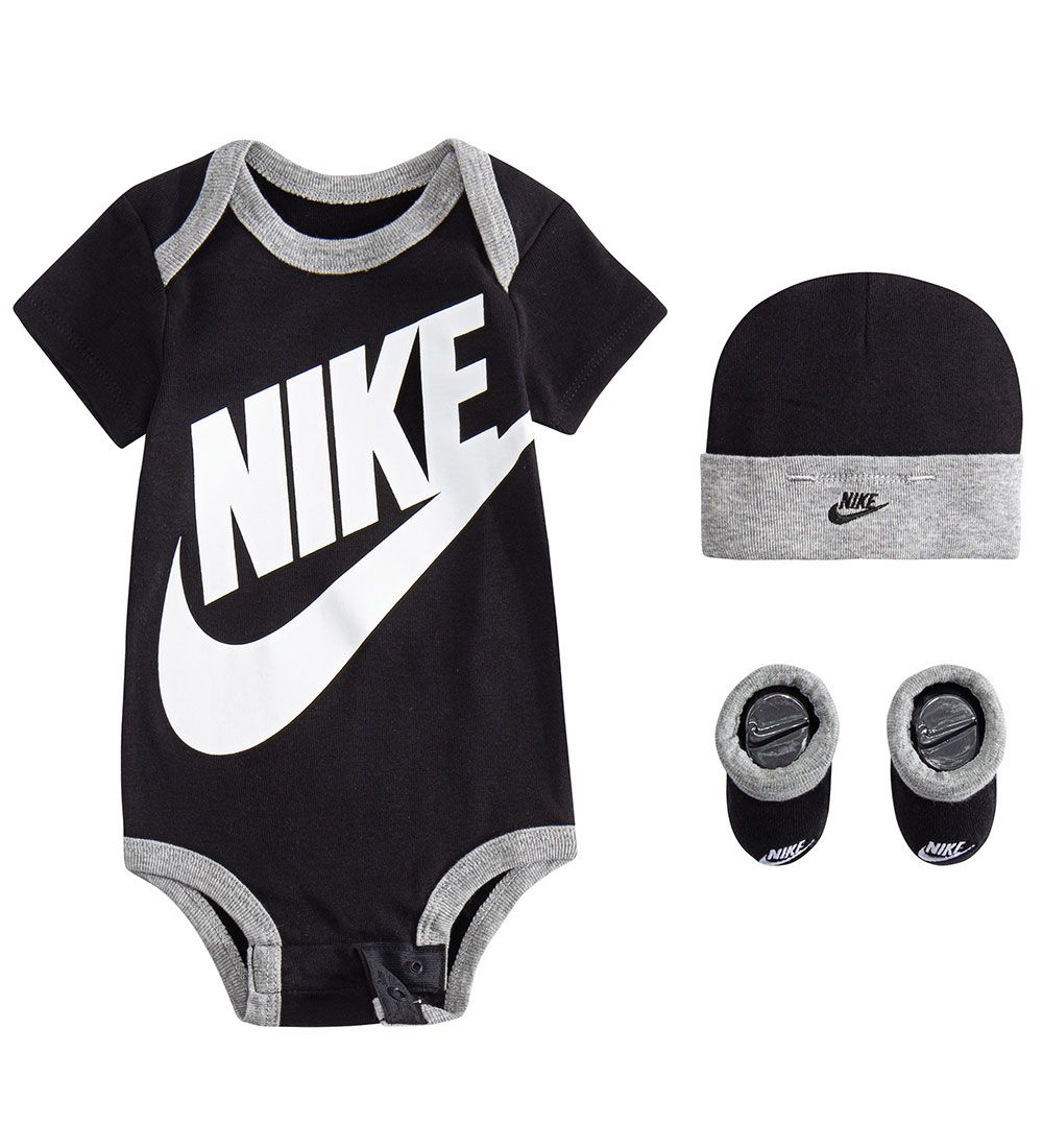 Nike Geschenkbox - Body k/ä/Mütze/Socken - Futura - Schwarz - Nike - 6-12 mt - Body K/Ä von Nike
