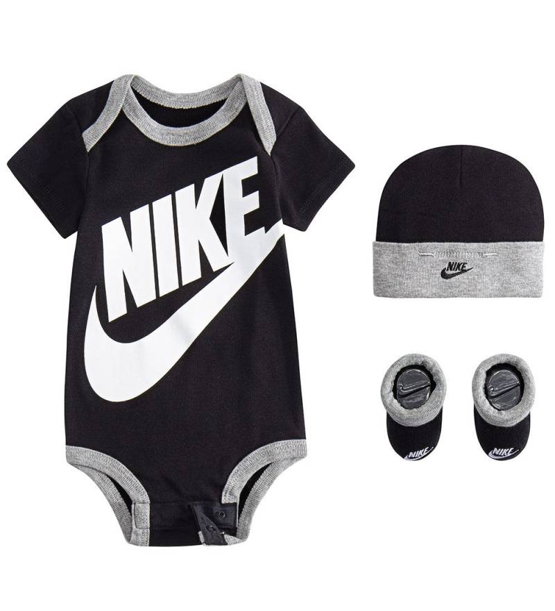 Nike Geschenkbox - Body k/ä/Mütze/Socken - Futura - Schwarz - Nike - 6-12 mt - Body K/Ä Nike Geschenkbox - Body k/ä/Mütze/Socken - Futura - Schwarz - Nike - 6-12 mt - Body K/Ä von Nike