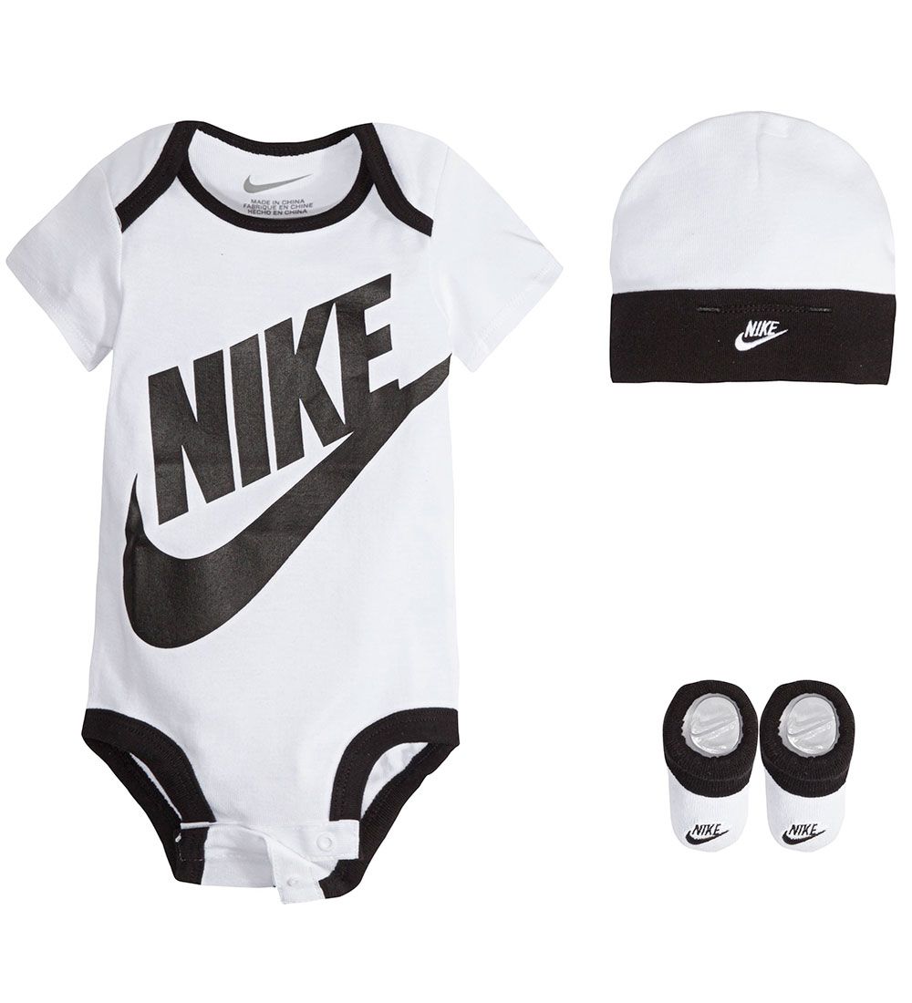 Nike Geschenkbox - Body k/ä/Mütze/Socken - Futura - Weiß - Nike - 6-12 mt - Body K/Ä Nike Geschenkbox - Body k/ä/Mütze/Socken - Futura - Weiß - Nike - 6-12 mt - Body K/Ä von Nike