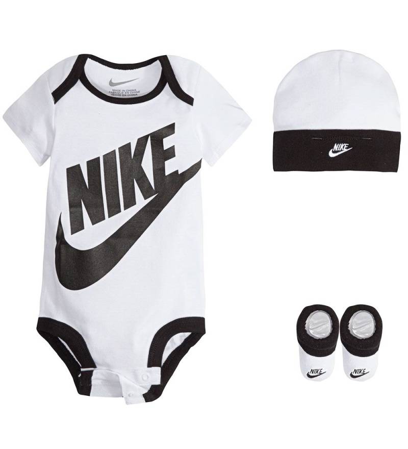 Nike Geschenkbox - Body k/ä/Mütze/Socken - Futura - Weiß - Nike - 6-12 mt - Body K/Ä Nike Geschenkbox - Body k/ä/Mütze/Socken - Futura - Weiß - Nike - 6-12 mt - Body K/Ä von Nike