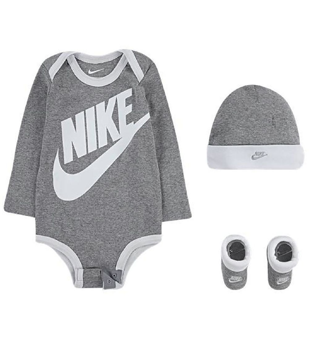 Nike Geschenkbox - Body l/ä/Mütze/Socken - Futura - Grey Heather - Nike - 6-12 mt - Body L/Ä Nike Geschenkbox - Body l/ä/Mütze/Socken - Futura - Grey Heather - Nike - 6-12 mt - Body L/Ä von Nike