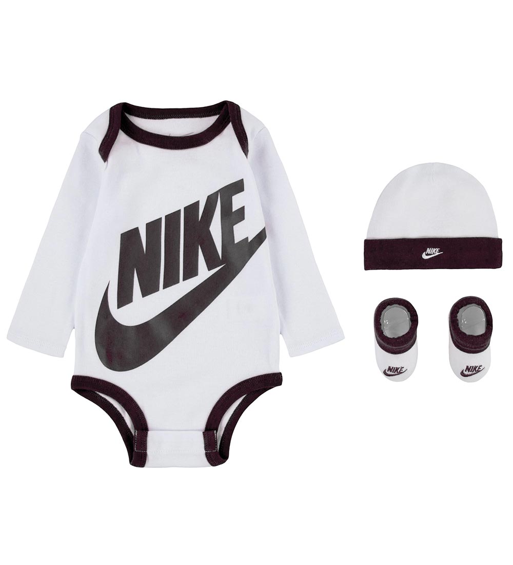 Nike Geschenkbox - Krabbelschuhe/Mütze/Body l/ä - Futura - Weiß - Nike - 0-6 mt - Body L/Ä Nike Geschenkbox - Krabbelschuhe/Mütze/Body l/ä - Futura - Weiß - Nike - 0-6 mt - Body L/Ä von Nike