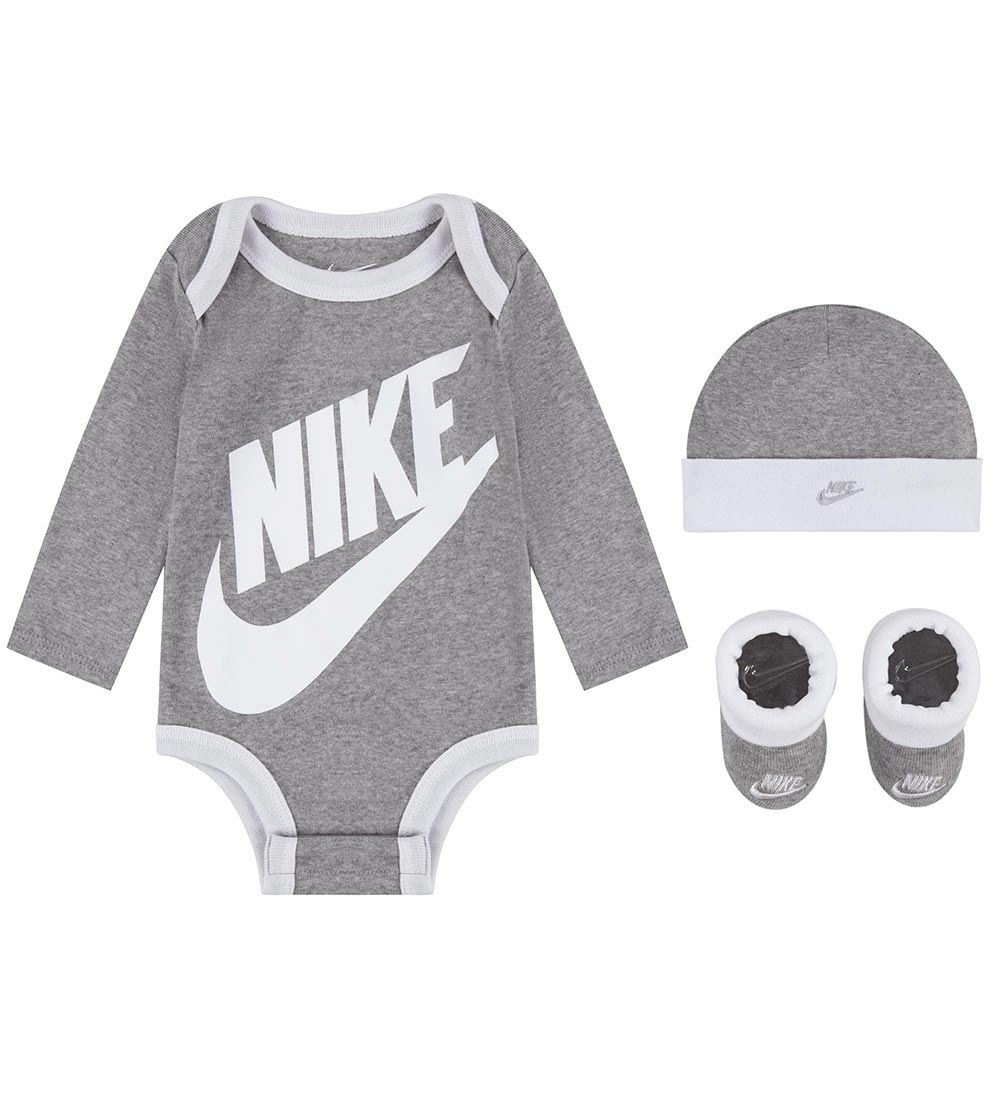 Nike Geschenkbox - Krabbelschuhe/Mütze/Body l/ä - Kastanienbraun - Nike - 0-6 mt - Body L/Ä Nike Geschenkbox - Krabbelschuhe/Mütze/Body l/ä - Kastanienbraun - Nike - 0-6 mt - Body L/Ä von Nike