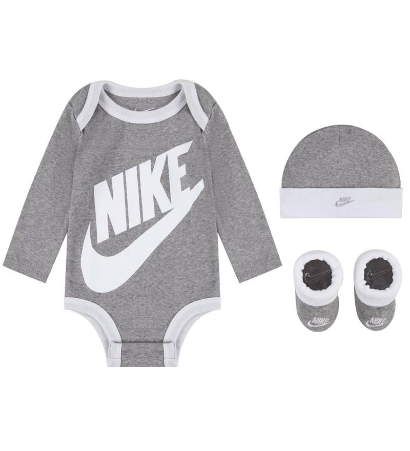 Nike Geschenkbox - Krabbelschuhe/Mütze/Body l/ä - Kastanienbraun - Nike - 0-6 mt - Body L/Ä Nike Geschenkbox - Krabbelschuhe/Mütze/Body l/ä - Kastanienbraun - Nike - 0-6 mt - Body L/Ä von Nike