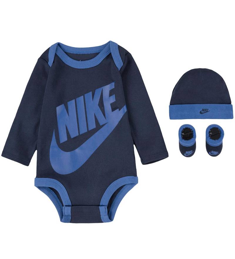 Nike Geschenkbox - Krabbelschuhe/Mütze/Body l/ä - Midnight Navy/ - Nike - 0-6 mt - Body L/Ä Nike Geschenkbox - Krabbelschuhe/Mütze/Body l/ä - Midnight Navy/ - Nike - 0-6 mt - Body L/Ä von Nike