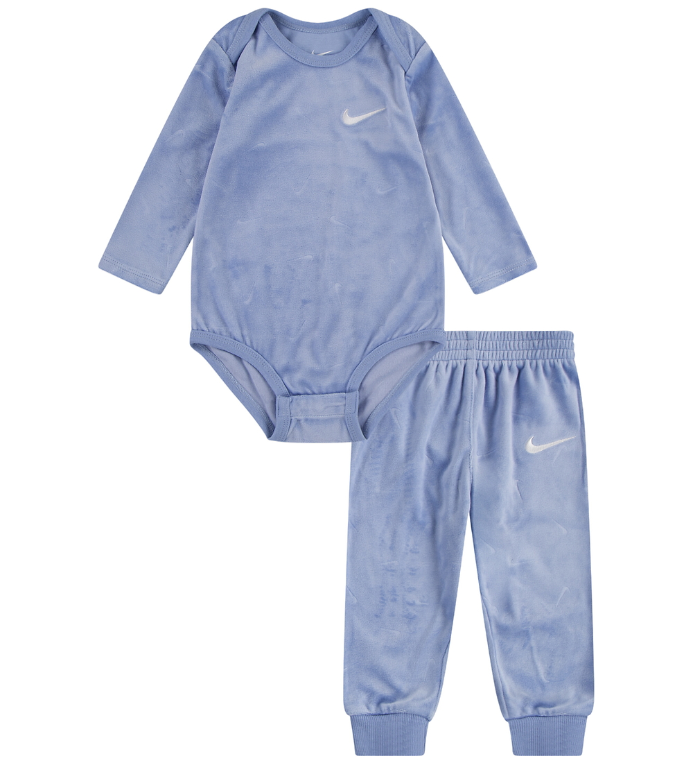 Nike Set Body l/ä/Hosen - Kobalt Bliss - Nike - 18 mt - Body L/Ä Nike Set Body l/ä/Hosen - Kobalt Bliss - Nike - 18 mt - Body L/Ä von Nike