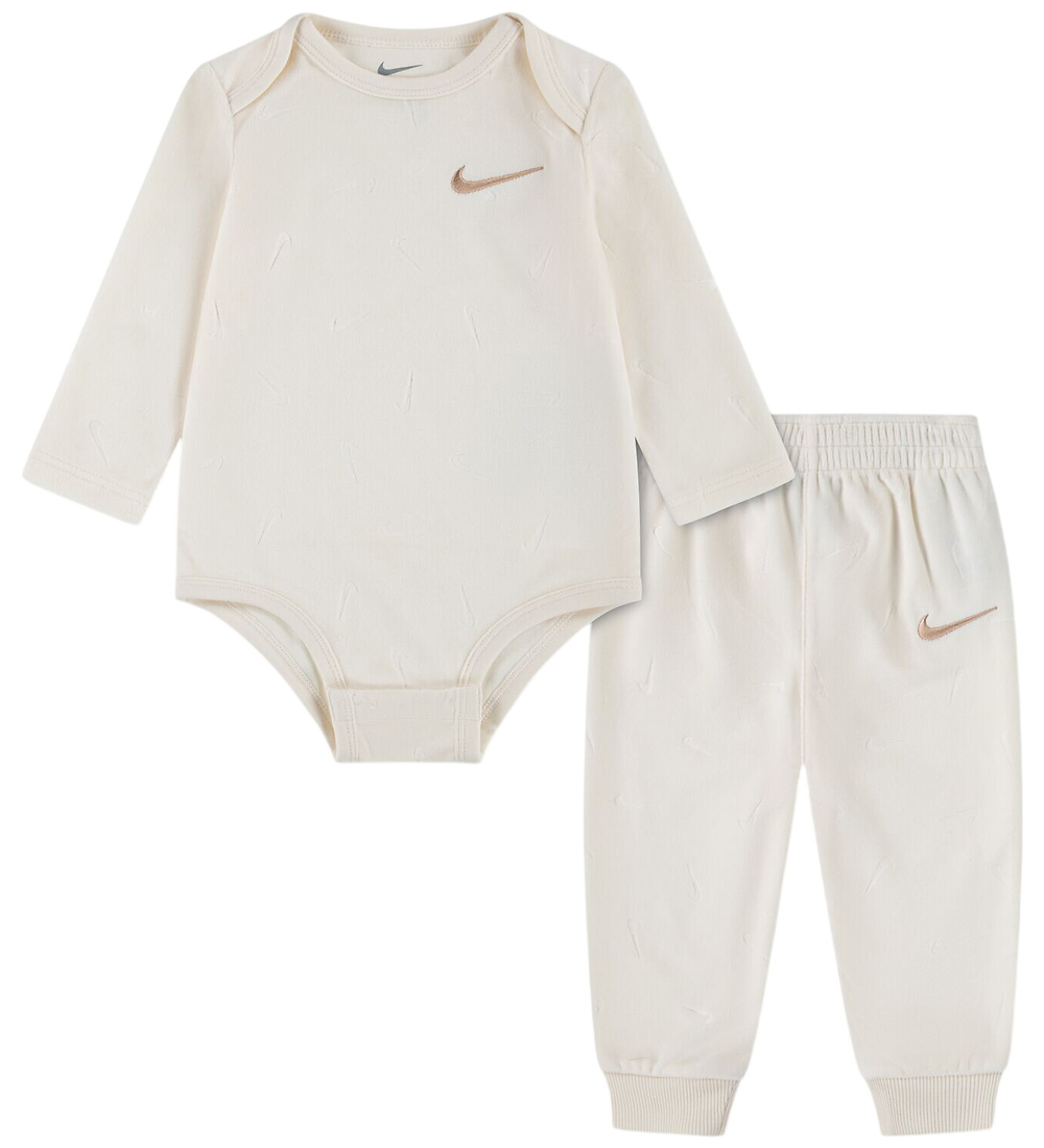 Nike Set Body l/ä/Hosen - Pale Ivory - Nike - 24 mt - Body L/Ä Nike Set Body l/ä/Hosen - Pale Ivory - Nike - 24 mt - Body L/Ä von Nike